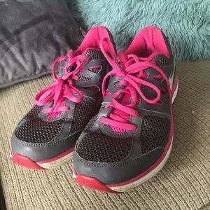 Women’s Nike Dual Fusion lite shoes in size 8.5.